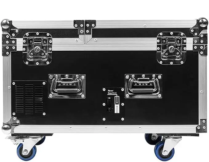 Vista posterior del equipo AL-115 con estructura reforzada y componentes de transporte. Parte posterior de la máquina de niebla baja Aura Lighting AL-115 con asas de transporte, ruedas y control de nivel