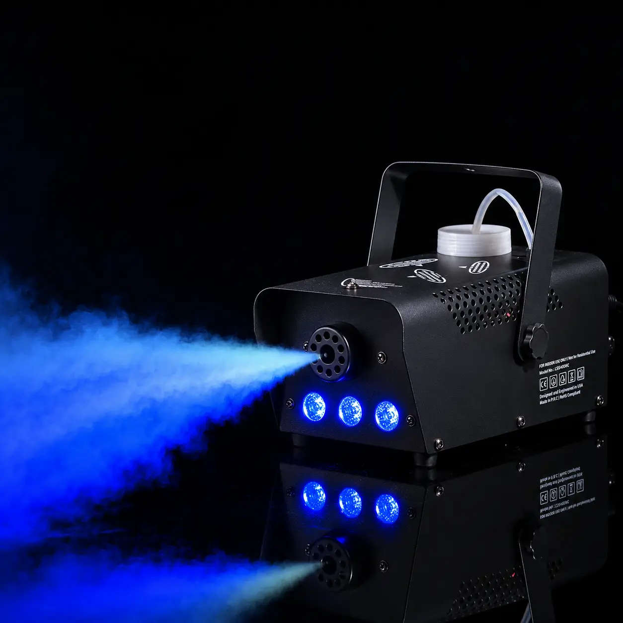 Cámara de Humo AL-109 en funcionamiento generando efecto de humo con iluminación azul. Cámara de Humo AL-109 expulsando humo con iluminación LED azul