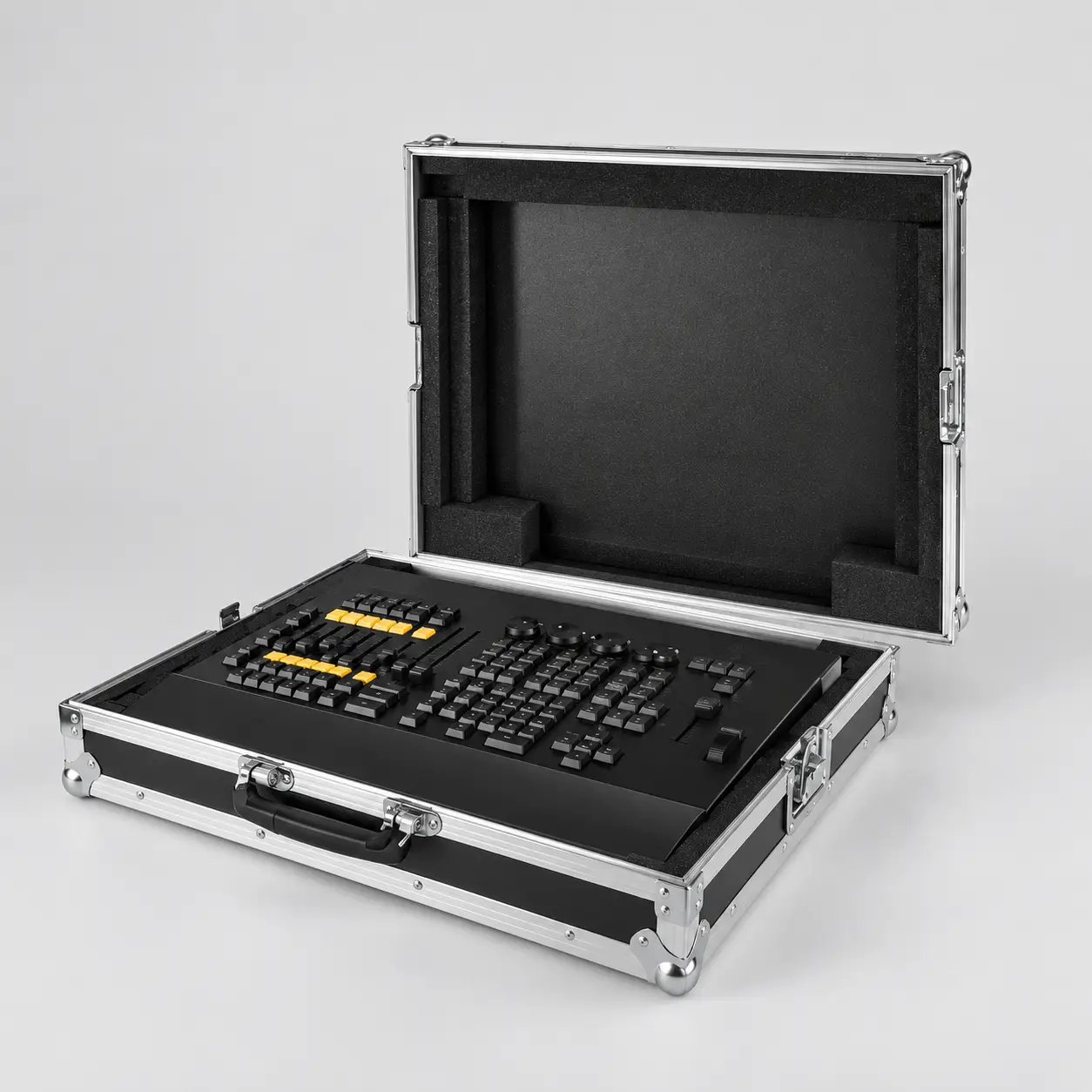 Controlador profesional AURA LIGHTING AL-107 presentado en estuche rígido de transporte. AURA LIGHTING AL-107 controlador DMX profesional con flight case