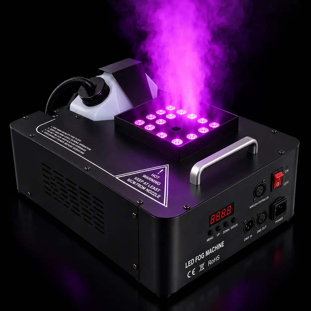 Efecto de humo vertical iluminado generado por la AURA LIGHTING AL-113. Máquina de humo AURA LIGHTING AL-113 expulsando columna vertical de humo con iluminación LED púrpura