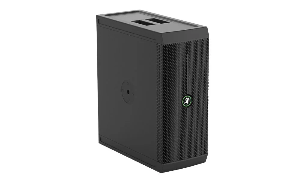 Vista frontal y lateral del Mackie ThumpSub GO con rejilla protectora y gabinete compacto. Mackie ThumpSub GO subwoofer portátil vista frontal y lateral
