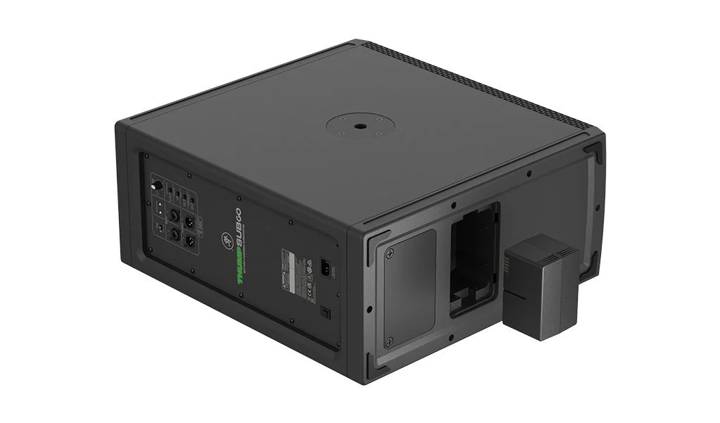 Sistema de batería extraíble del subwoofer portátil Mackie ThumpSub GO. Mackie ThumpSub GO con batería extraíble fuera del compartimento